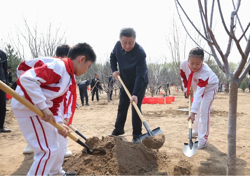 黨和國(guó)家領(lǐng)導(dǎo)人參加首都義務(wù)植樹活動(dòng)