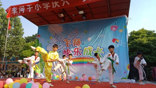 李河干小學舉辦豐富多彩的文藝匯演慶“六一”