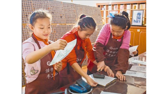 內蒙古呼和浩特：小學生體驗活字印刷