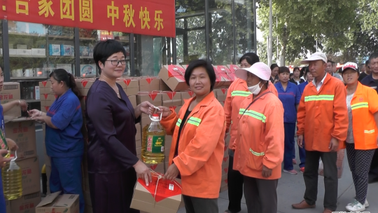 安陽民建會員喬美玲中秋佳節向環衛工人送愛心