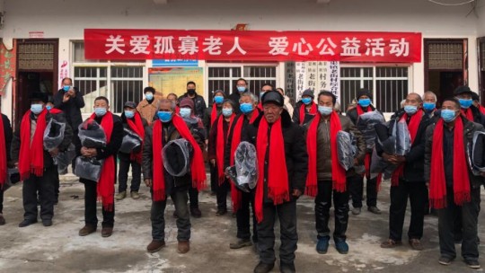 正念正心宗教學研究院執行院長張磊為家鄉孤寡老人捐贈衣物生活物品