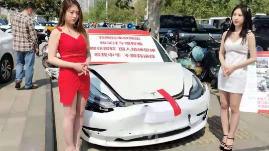 安陽特斯拉車頂維權女孩  在鄭州國際車展亮相事故車維權