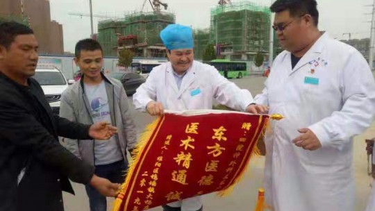 半百男子“死而復生” 家屬送旗表示感謝