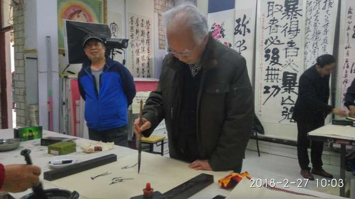 安陽市文聯主席、書協主席李建學、代表書協親切慰問老藝術家