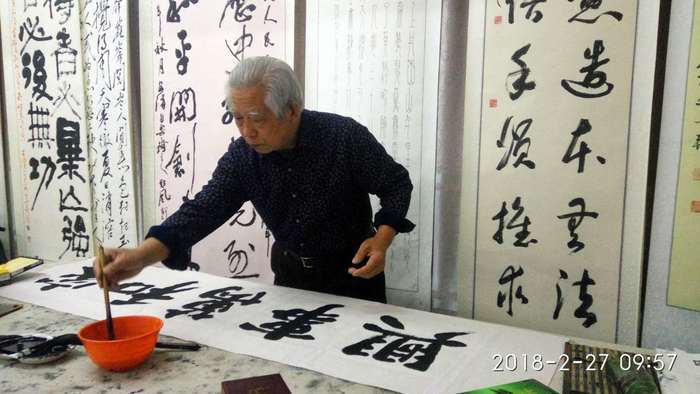 安陽市文聯主席、書協主席李建學、代表書協親切慰問老藝術家