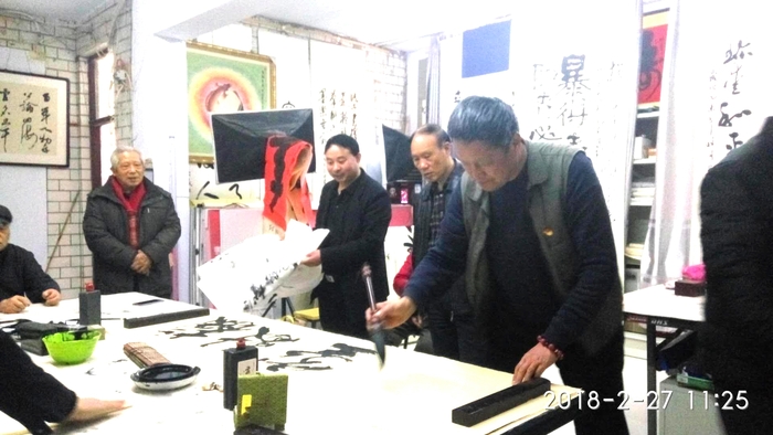 安陽市文聯主席、書協主席李建學、代表書協親切慰問老藝術家