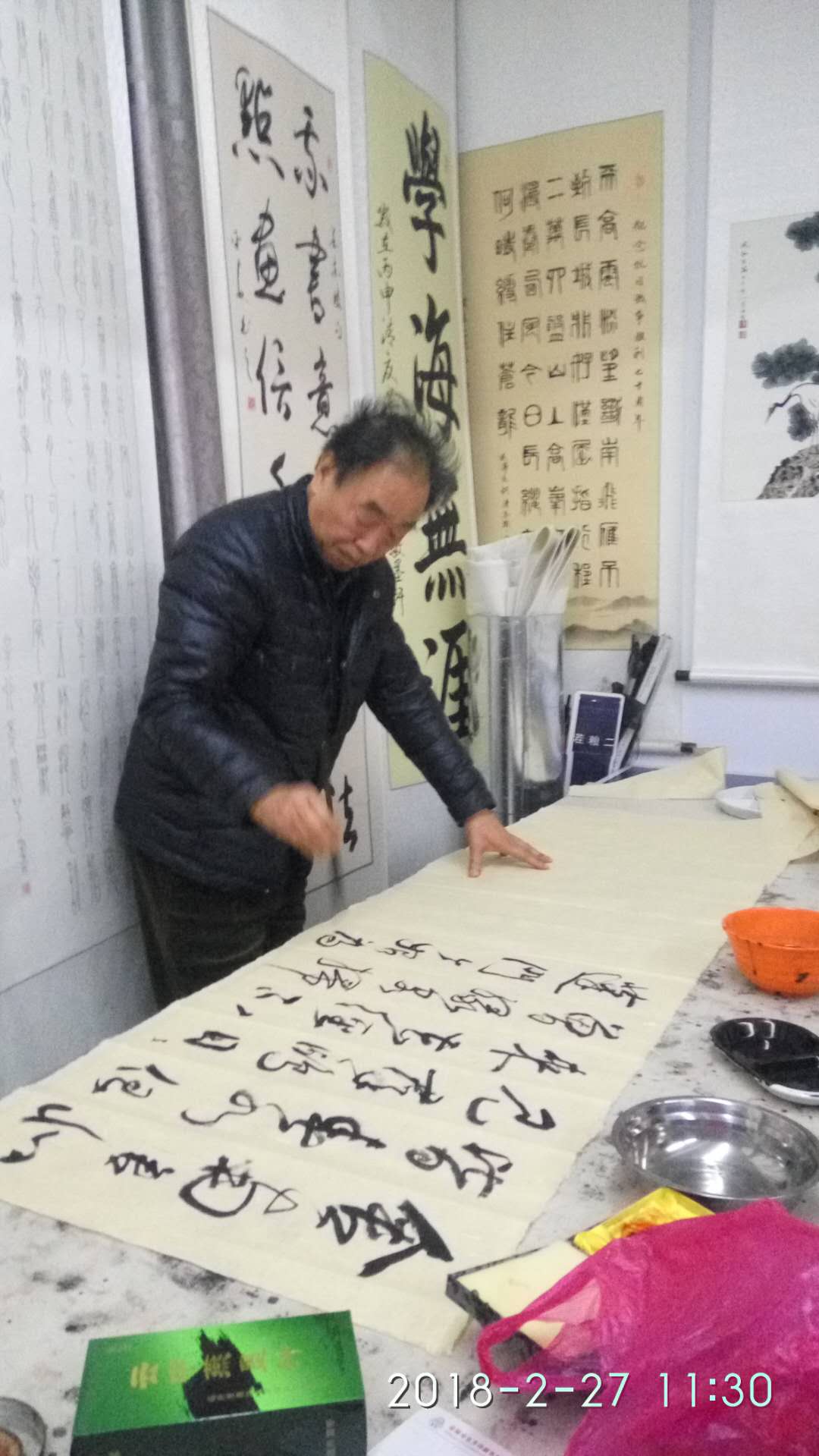 安陽市文聯主席、書協主席李建學、代表書協親切慰問老藝術家