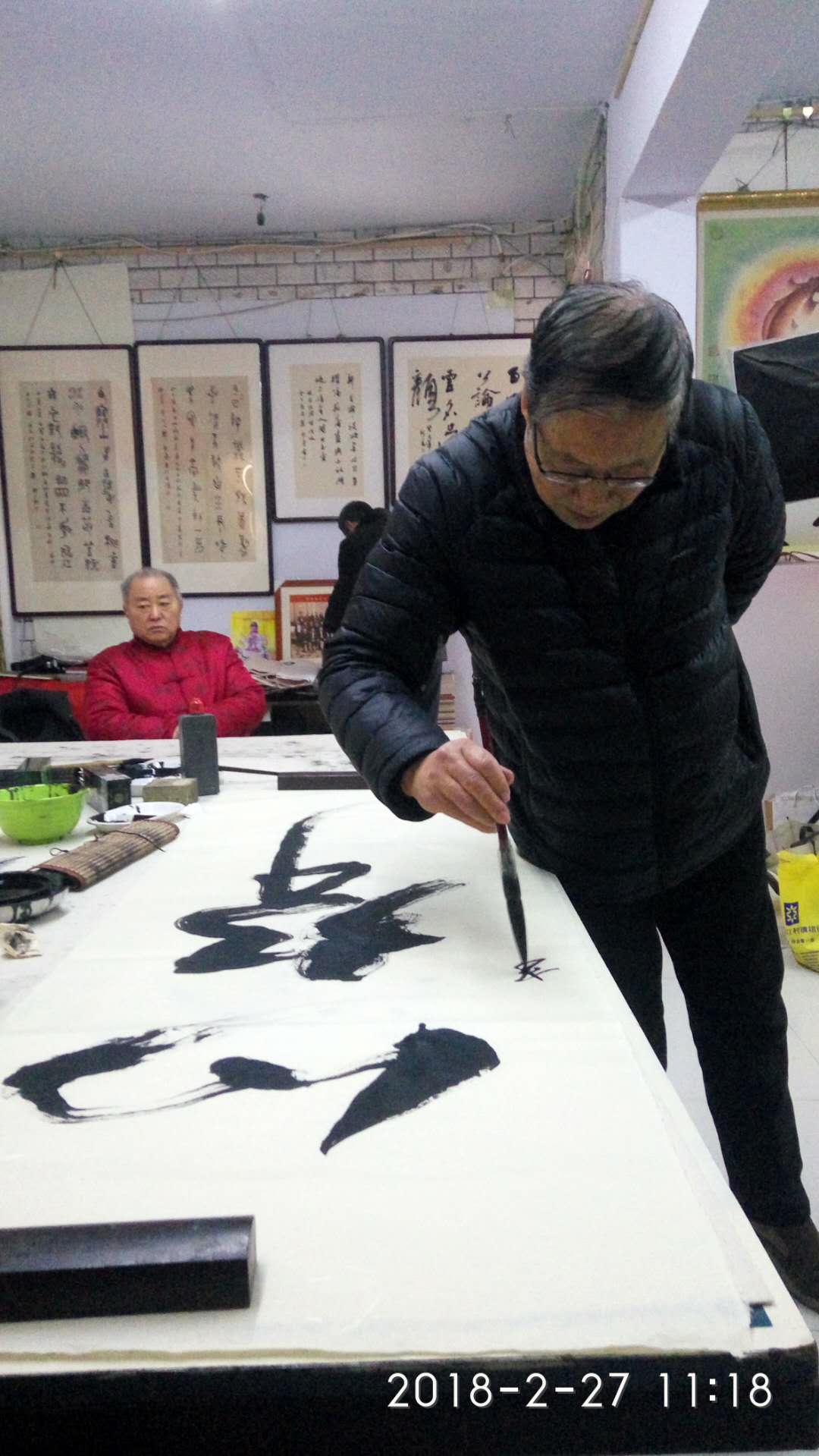 安陽市文聯主席、書協主席李建學、代表書協親切慰問老藝術家