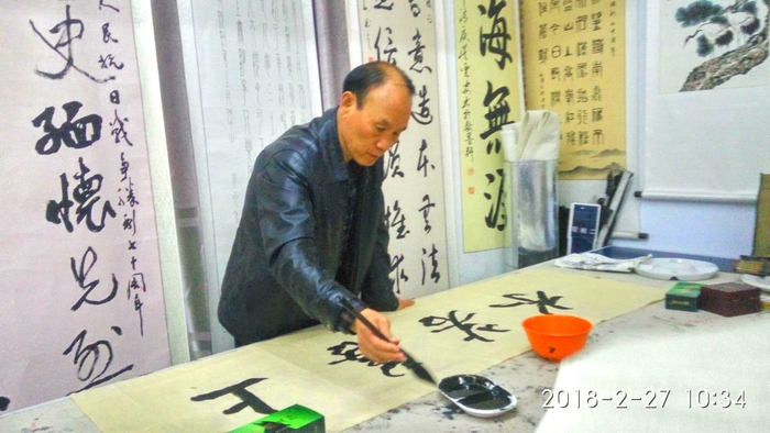 安陽市文聯主席、書協主席李建學、代表書協親切慰問老藝術家