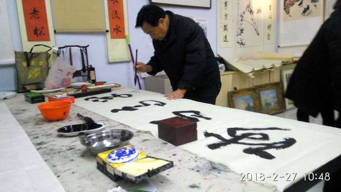 安陽市文聯主席、書協主席李建學、代表書協親切慰問老藝術家