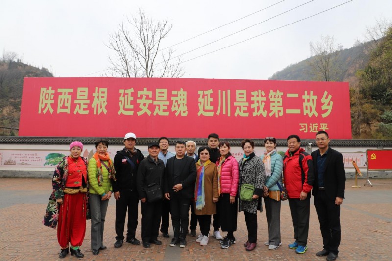 CCTⅤ欄目運營總監劉嘉有，帶隊紅色經典輕騎兵藝術團延安行