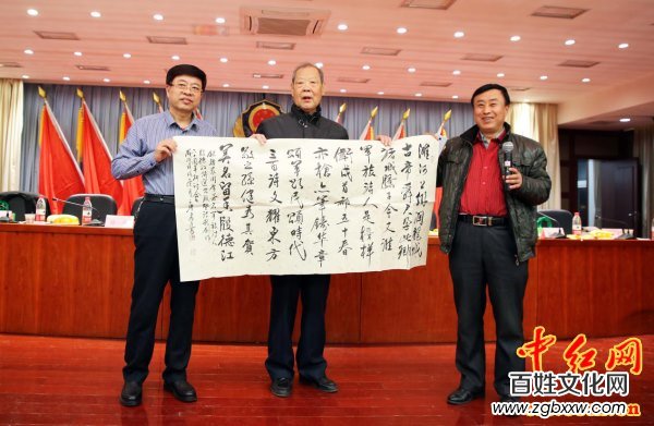 著名軍旅詩人殷德江詩歌創作60年作品研討會在京召開——德性光耀大地昭齊魯子弟文品，江河情激浪花揚軍旅老兵詩才（組圖）
