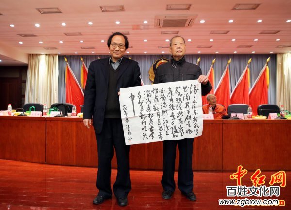 著名軍旅詩人殷德江詩歌創作60年作品研討會在京召開——德性光耀大地昭齊魯子弟文品，江河情激浪花揚軍旅老兵詩才（組圖）