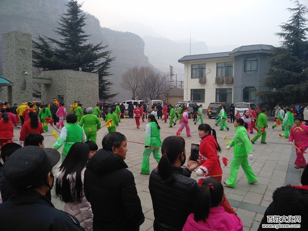 林州石板巖鎮農民春晚唱響太行山