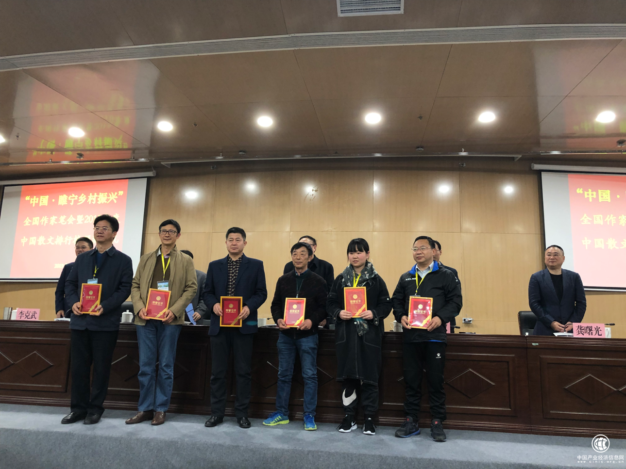 “中國·睢寧鄉村振興”全國作家筆會暨2018年度中國散文排行榜頒獎會召開