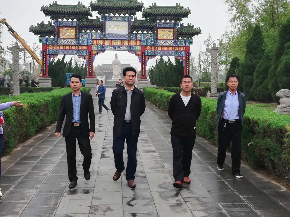 北京寫作學(xué)會文化藝術(shù)促進(jìn)會執(zhí)行主席林臏一行到比干廟調(diào)研