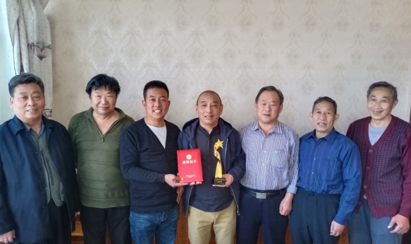 中華現代文學藝術促進會執行主席林臏為第二屆中國當代實力派書畫名家張志剛頒獎