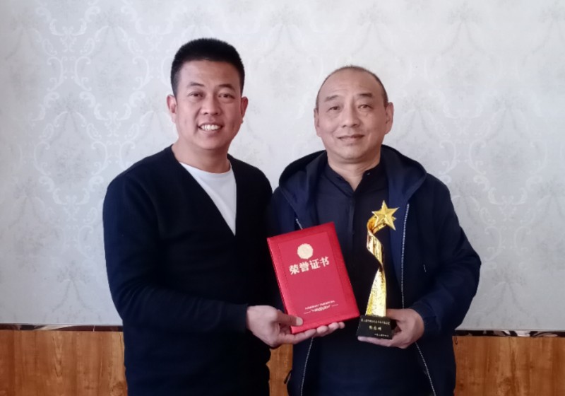 中華現代文學藝術促進會執行主席林臏為第二屆中國當代實力派書畫名家張志剛頒獎