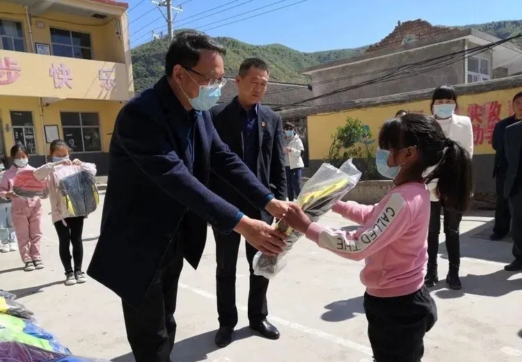 愛心助學  與愛同行——安陽新超越教育赴林州市五龍鎮愛心捐贈