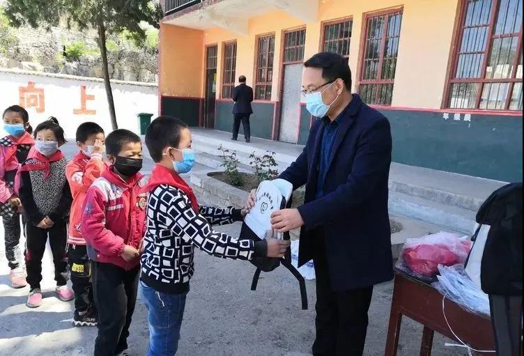 愛心助學  與愛同行——安陽新超越教育赴林州市五龍鎮愛心捐贈