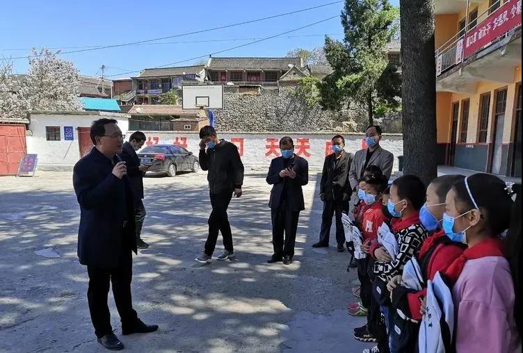 愛心助學  與愛同行——安陽新超越教育赴林州市五龍鎮愛心捐贈