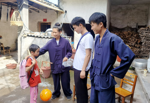 廣西桂平市道教界開展“六一”兒童節慰問留守兒童活動