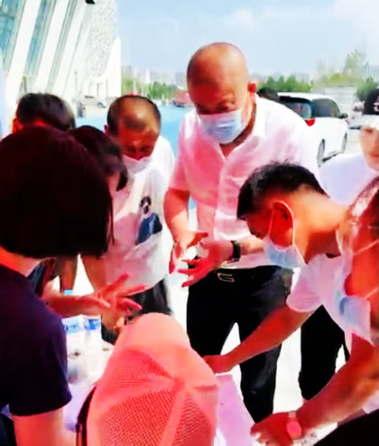 旅順張家村村長“萬軍哥”捐贈(zèng)千條棉被馳援新鄉(xiāng)