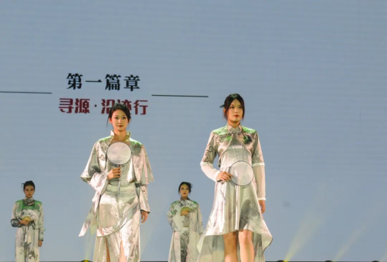內蒙古藝術學院設計學院成功舉辦2023屆畢業生服裝設計作品展演活動 內蒙古藝術學院設計學院成功舉辦2023屆畢業生服裝設計作品展演活動