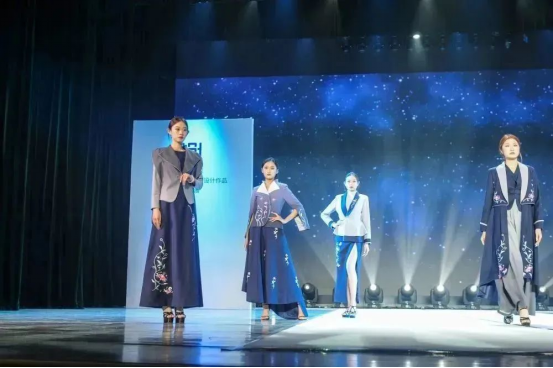內蒙古藝術學院設計學院成功舉辦2023屆畢業生服裝設計作品展演活動 內蒙古藝術學院設計學院成功舉辦2023屆畢業生服裝設計作品展演活動