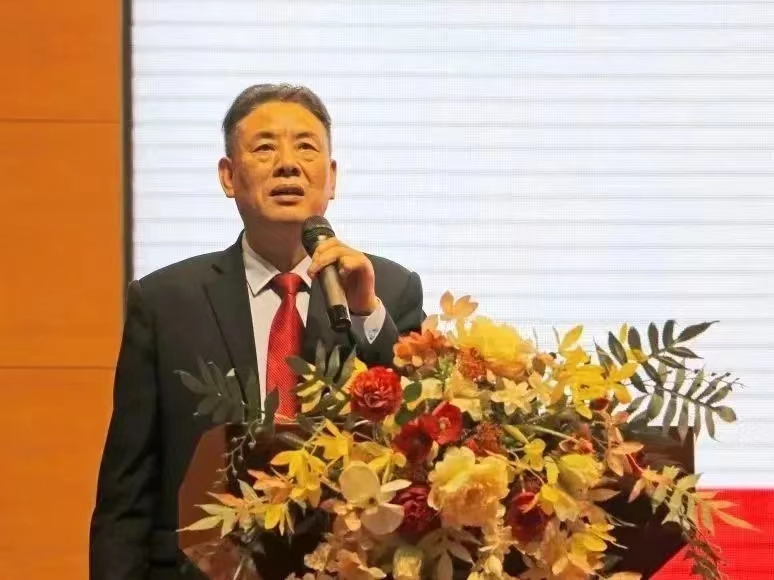 柴時鐘:校長教育思想對學校的發(fā)展至關重要 柴時鐘:校長教育思想對學校的發(fā)展至關重要
