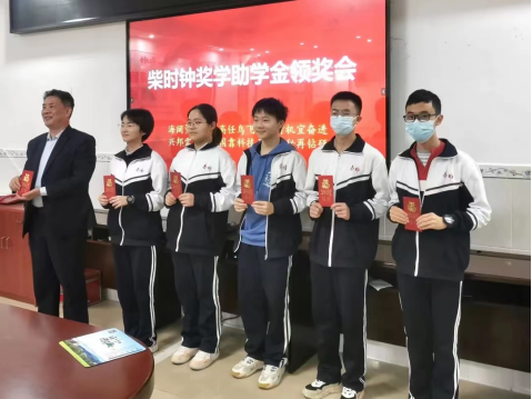 柴時鐘:校長教育思想對學校的發(fā)展至關重要 柴時鐘:校長教育思想對學校的發(fā)展至關重要