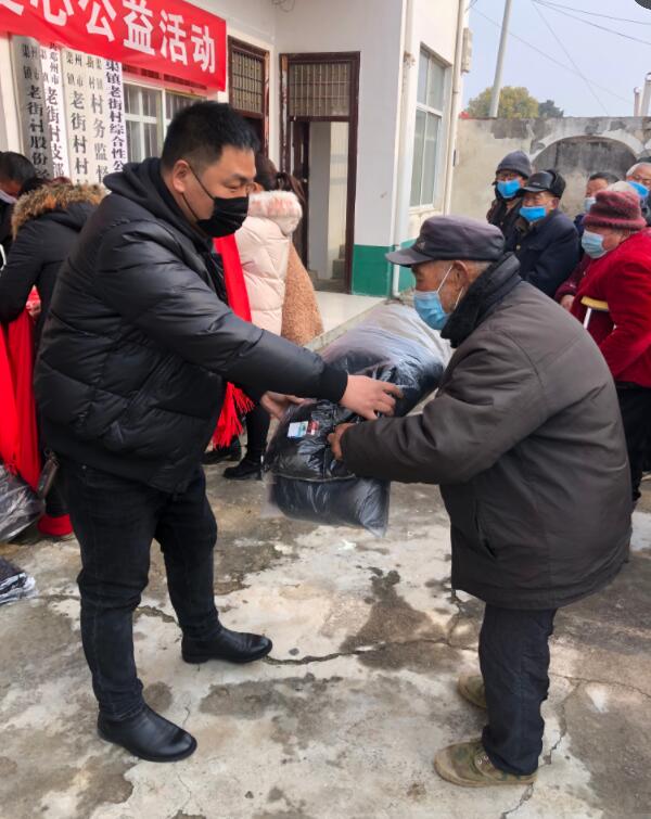 正念正心宗教學研究院執行院長張磊為家鄉孤寡老人捐贈衣物生活物品 正念正心宗教學研究院執行院長張磊為家鄉孤寡老人捐贈衣物生活物品