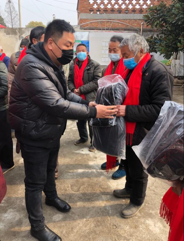 正念正心宗教學研究院執行院長張磊為家鄉孤寡老人捐贈衣物生活物品 正念正心宗教學研究院執行院長張磊為家鄉孤寡老人捐贈衣物生活物品