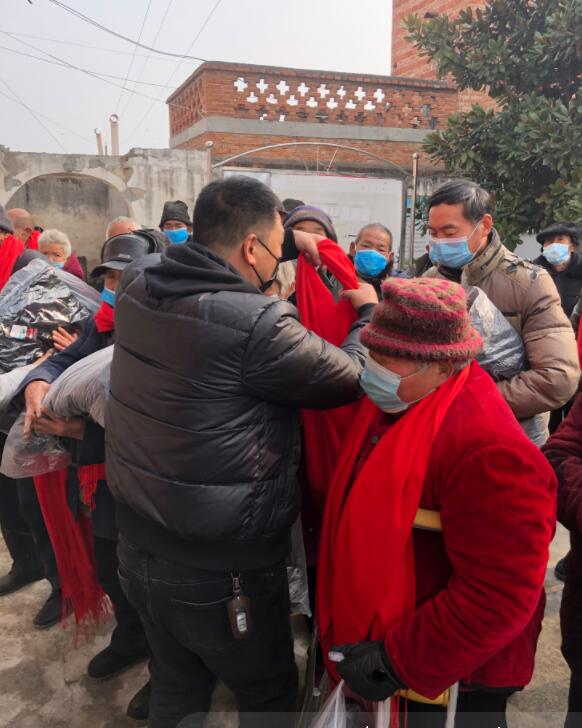 正念正心宗教學研究院執行院長張磊為家鄉孤寡老人捐贈衣物生活物品 正念正心宗教學研究院執行院長張磊為家鄉孤寡老人捐贈衣物生活物品