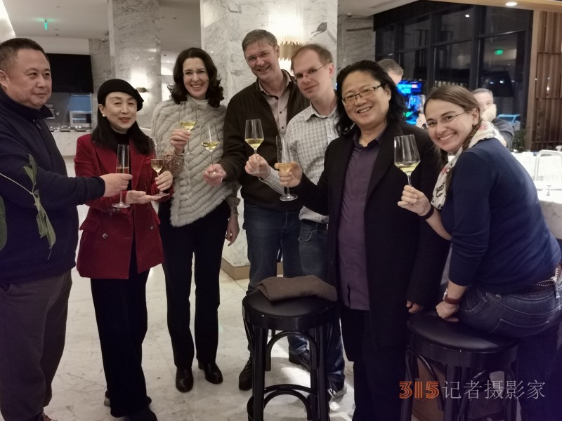 好萊塢聯(lián)合打造“世界百?gòu)?qiáng)名人藝術(shù)家影像拍攝工程＂今天正式簽約