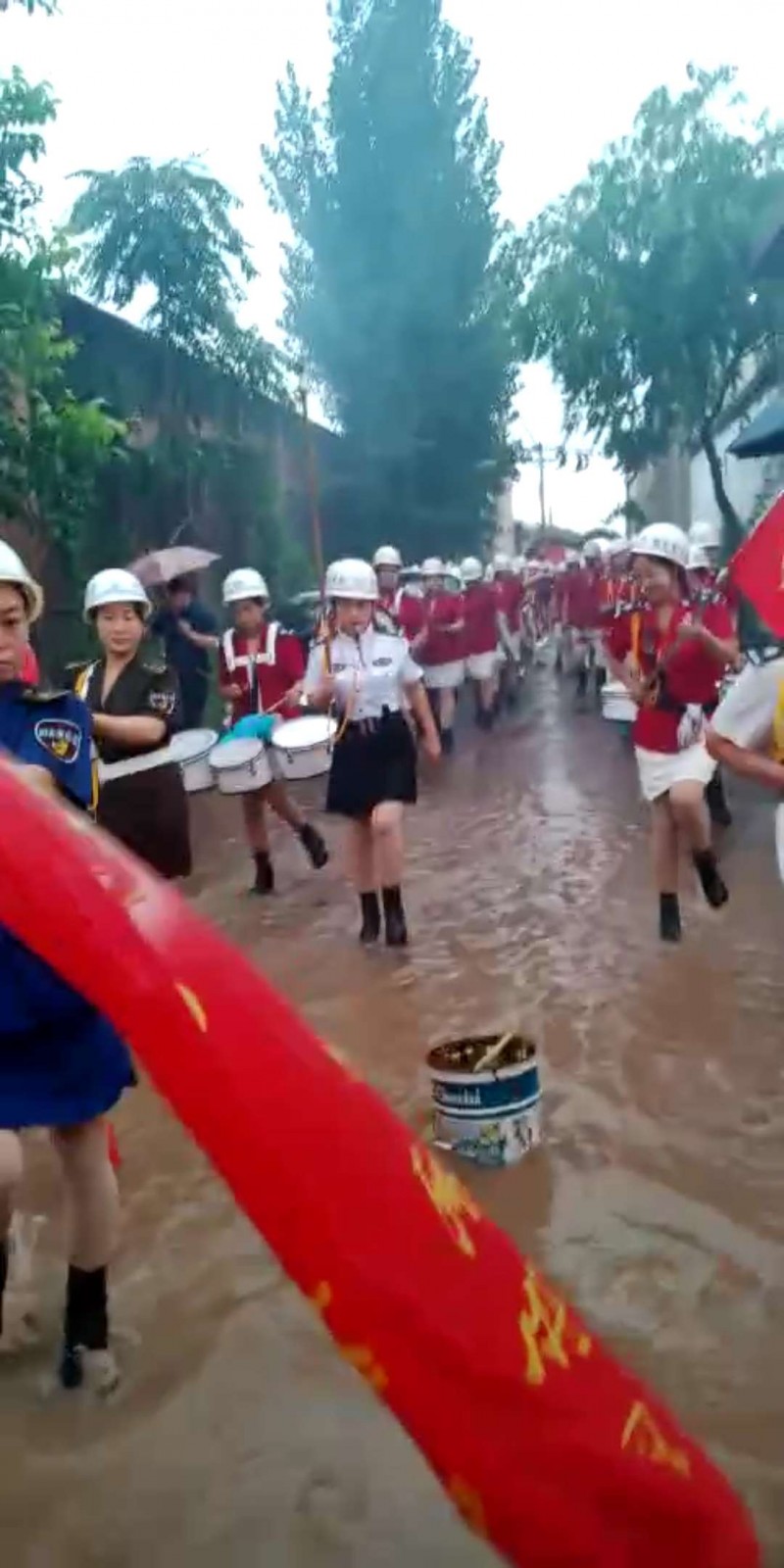 暴風驟雨中彰顯敬業精神