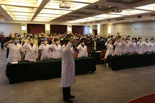 1月27日，在武漢市蔡甸區(qū)執(zhí)行新型冠狀病毒肺炎疫情援助任務(wù)的遼寧省醫(yī)療隊，成立臨時黨支部，全體醫(yī)護(hù)人員向黨旗鄭重宣誓，堅決打贏新冠肺炎疫情防控阻擊戰(zhàn)。